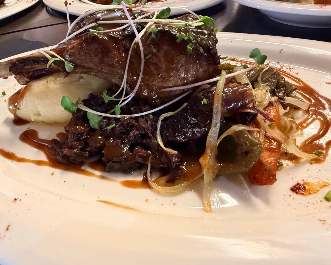 Geschmorte Rinderb&auml;ckchen auf P&uuml;ree mit Gem&uuml;se und gl&auml;nzender Sauce